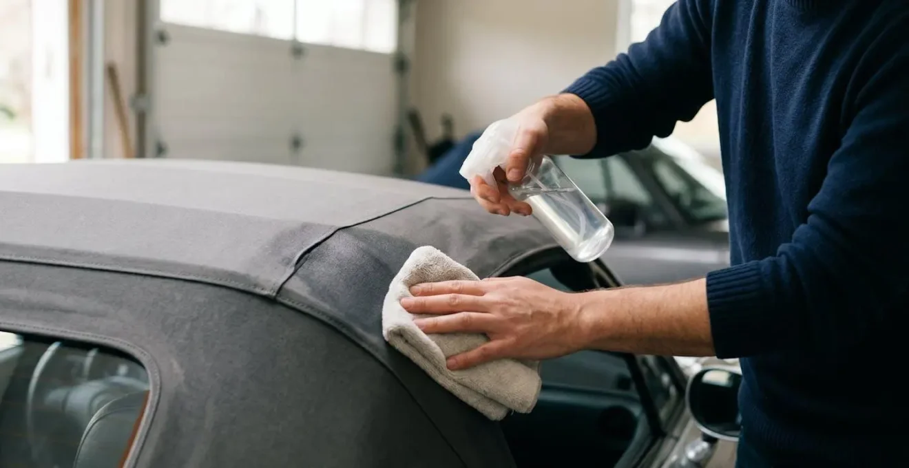 Capote de cabriolet avec application de produit protecteur anti-UV