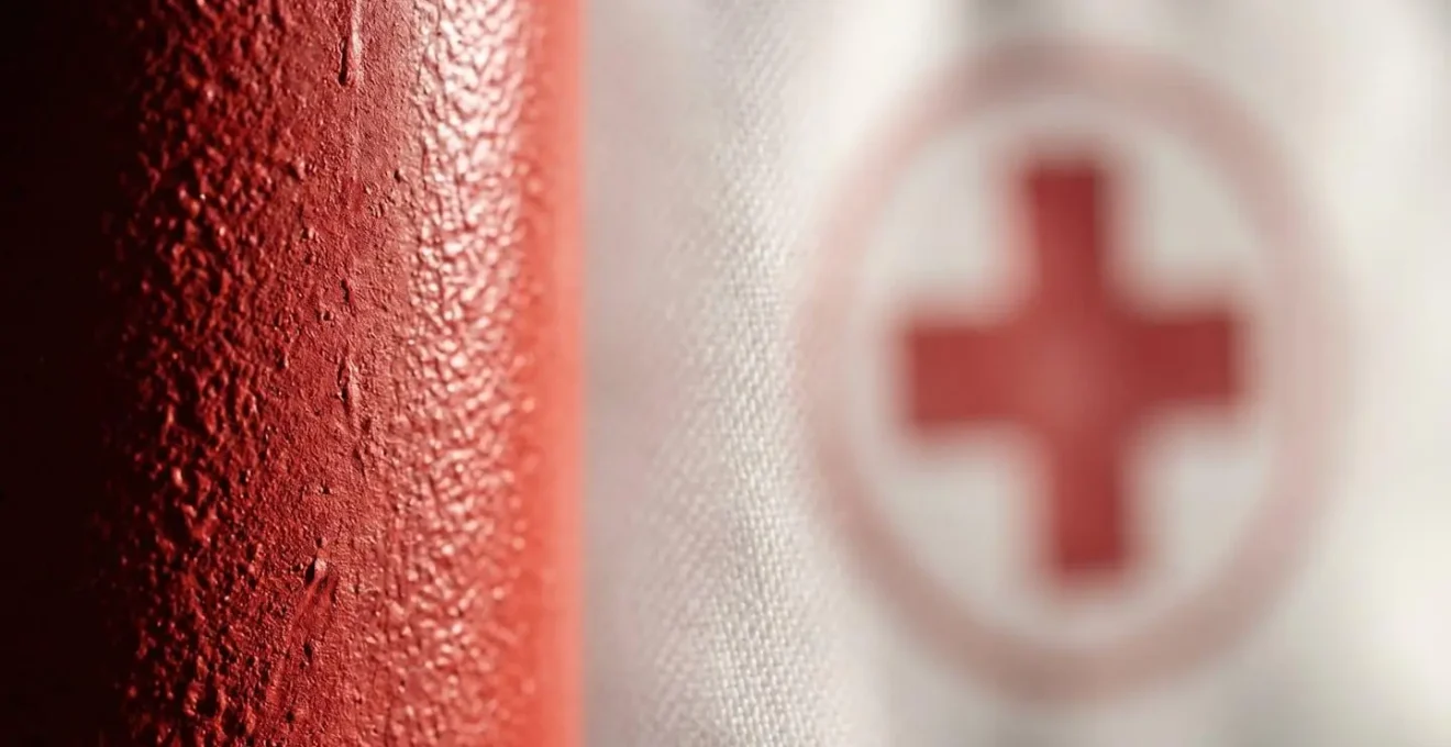 Kit de sécurité automobile avec extincteur et trousse de premiers secours rangés dans un coffre
